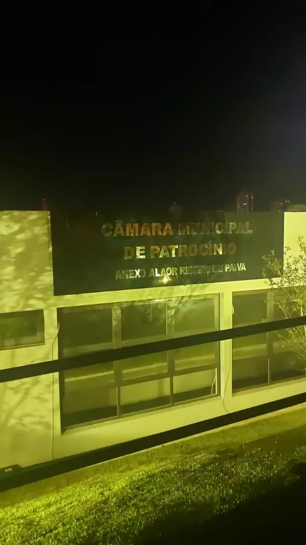 Prédio da Câmara Municipal se ilumina pelo Setembro Amarelo